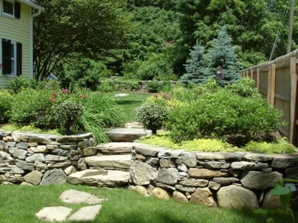 Jalan setapak dari batu alam yang mengarah ke pintu depan